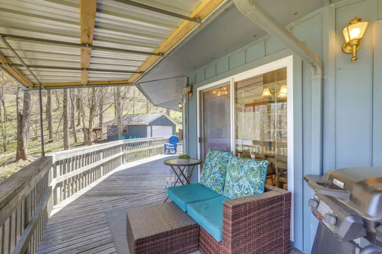 Mountaintop Mars Hill Cabin w/ Wraparound Deck!