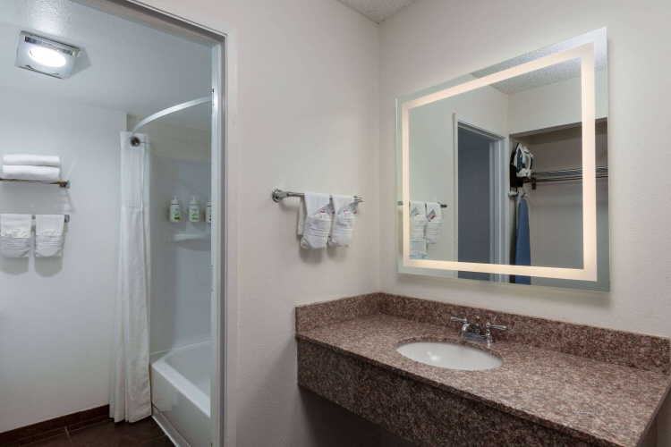 Ramada by Wyndham Spokane Airport photo 10