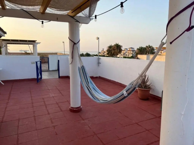 Apartamento con terraza y piscina a 300m de playa