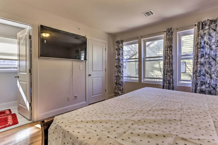 Newark Apartment ~ 5 Mi to Turtle Back Zoo!