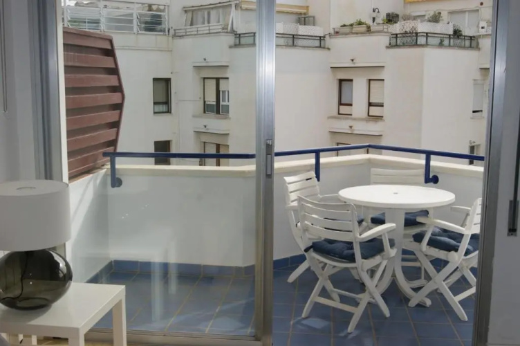 Vinyet Sunshine 2 Bed 2 Bath Steps From the Beach