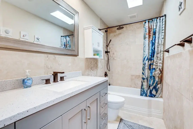 Idyllic Sarasota Home w/ Yard: 2 Mi to Beach!