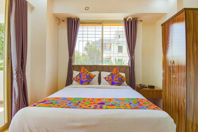 FabHotel Red Velvet Inn & Suites