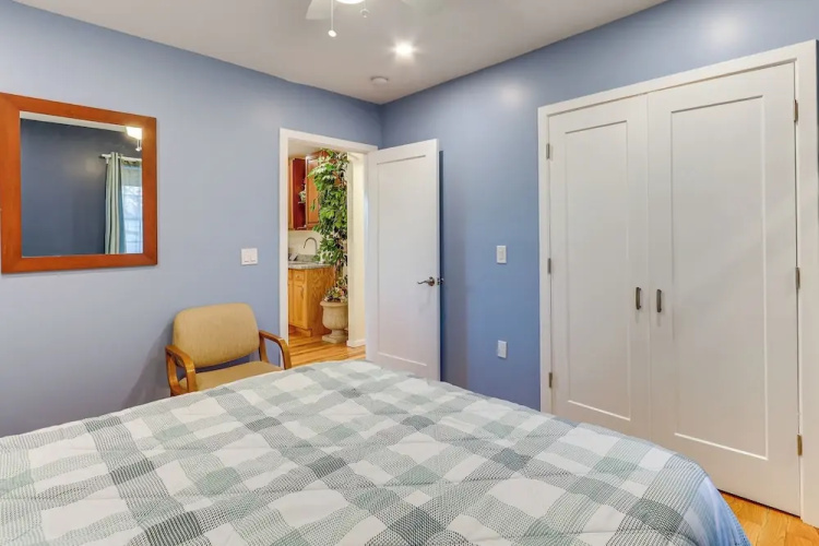 6 Mi to Dtwn New Haven: Duplex w/ Shared Yard