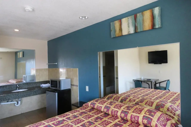 Foxys Den Motel