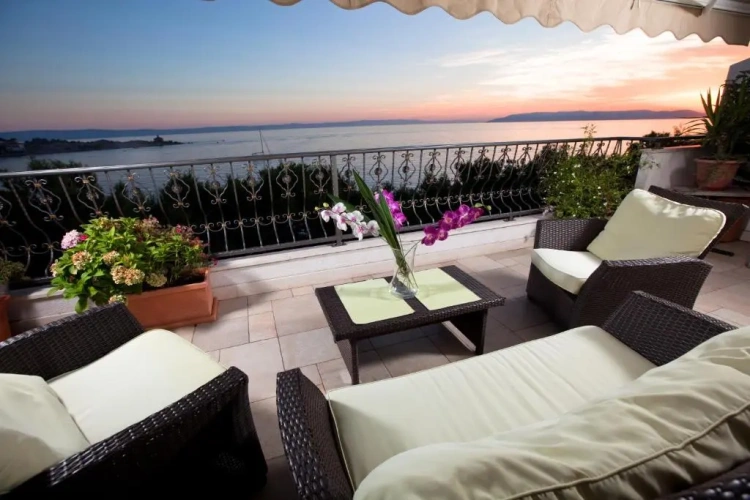 3 Bedrooms Apartment