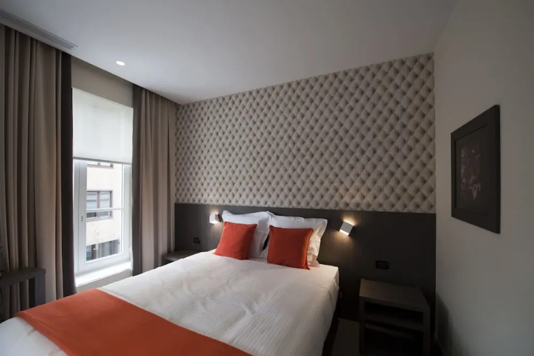 Square Hotel