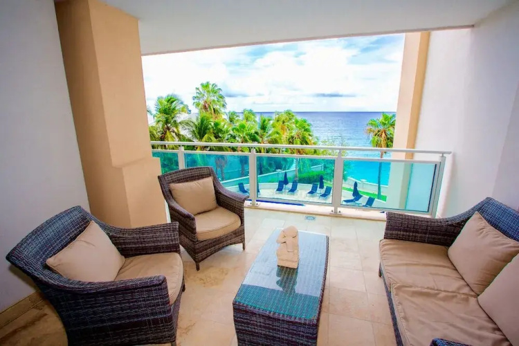 *The CLIFF_ BEACHFRONT and LUXURY MODERN UNIT* C2