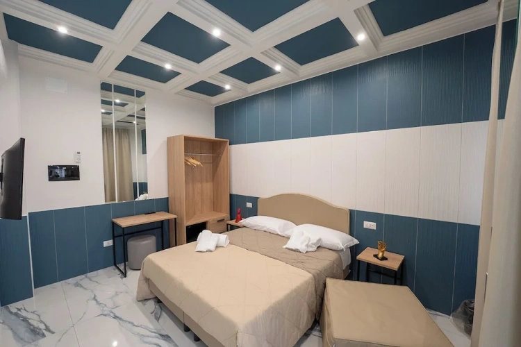 Standard Triple room with courtyard view