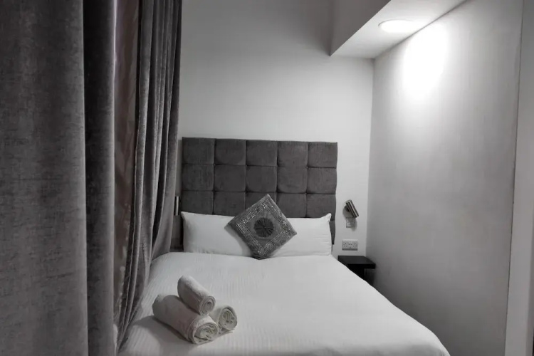 1 Bed Flat - Sleeps 2 - Parking - Wifi