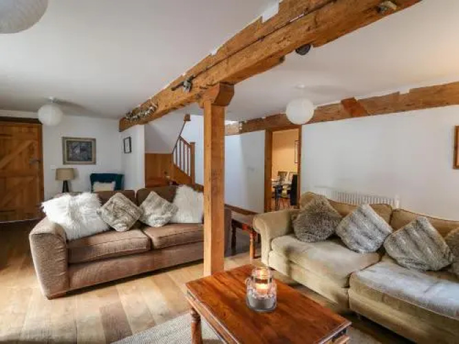 Hendre Bach Barn