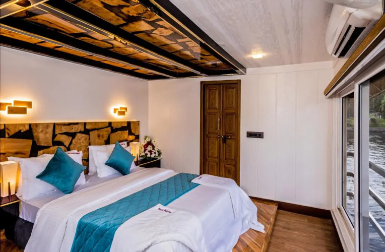 Cosy Houseboat