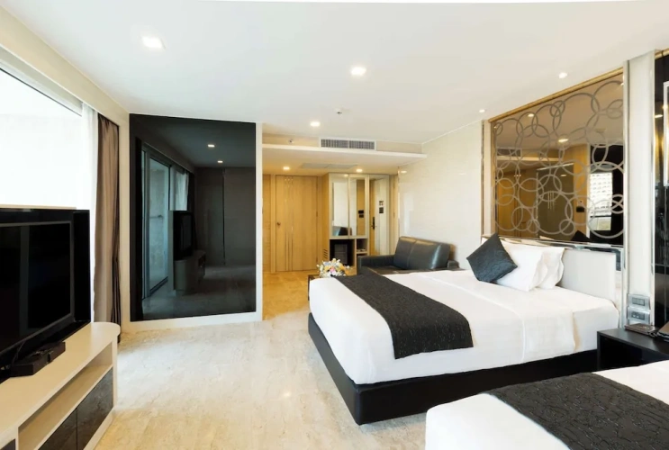 Twin Junior Suite with balcony and with city view