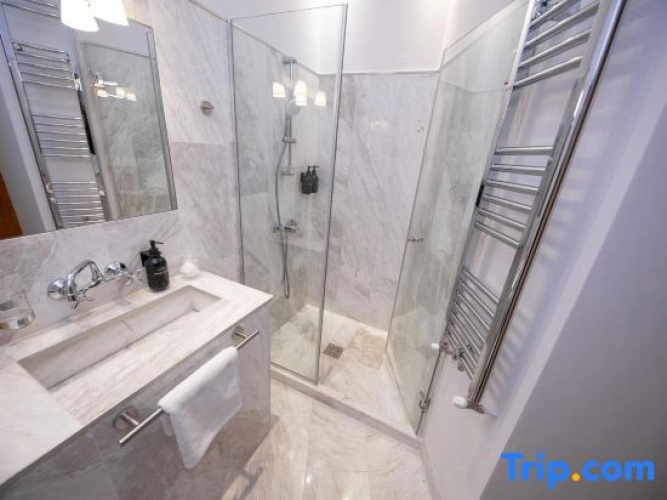 Rainforest Studio Downtown by Pretty Apartments