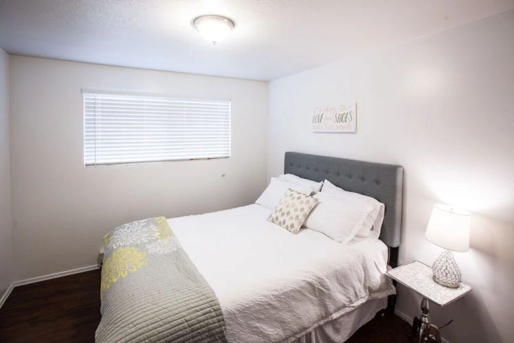 Deplane At Blaine - 2 Seattle Apts - Sleeps 14