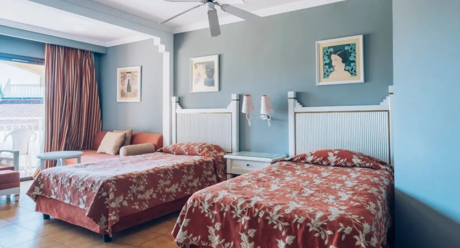 2 Bedrooms Standard Family room with sea view