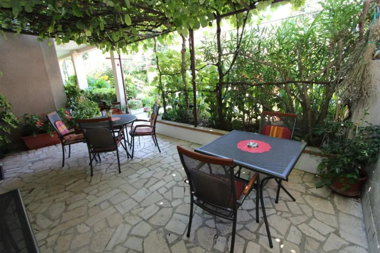 Rooms and Apartment Pina