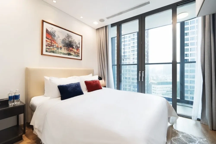 1 Bedroom Luxury Apartment with balcony and with city view