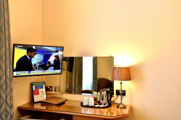 Queens Court Hotel