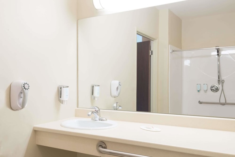 Super 8 By Wyndham Windsor photo 10
