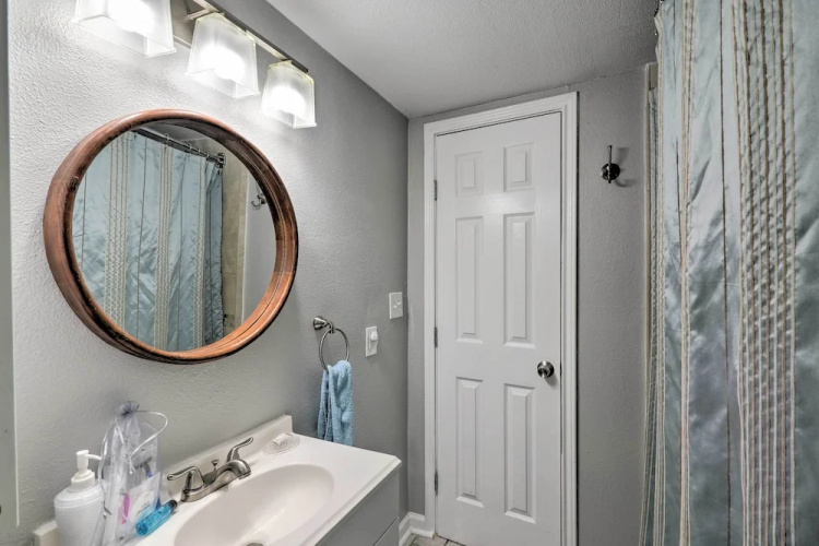 Romantic Apt: Private Patio & Shared Hot Tub!