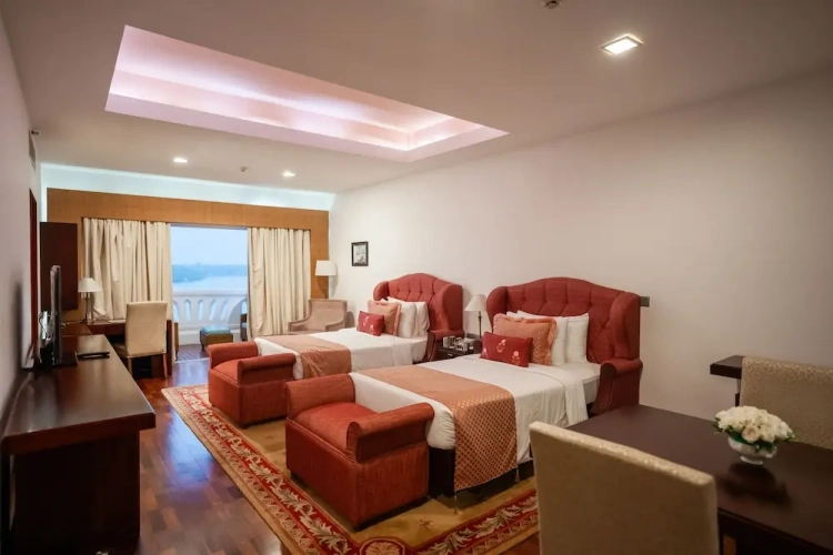 Premier Twin room with lake view