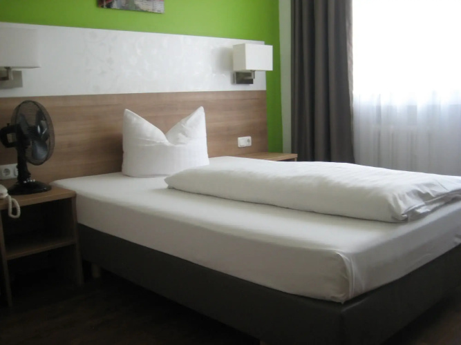 Hotel S16