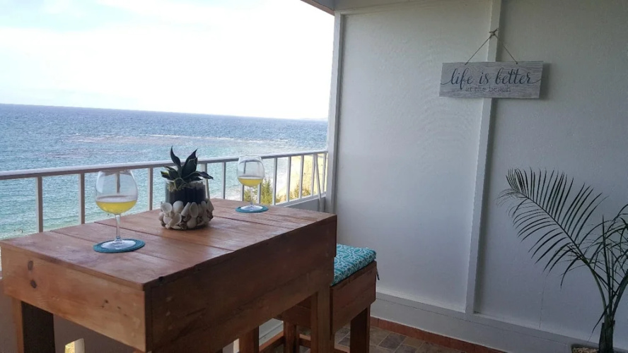 Breathtaking ocean view apt, steps from the beach!