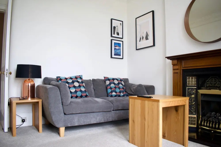 2 Bedroom Seaside Flat With Scenic Views