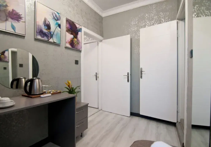 Standard Twin room with partial sea view