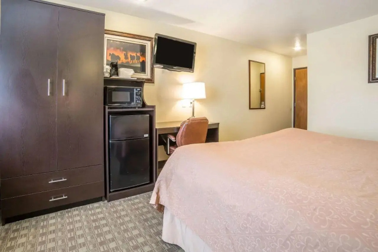 Econo Lodge Inn And Suites