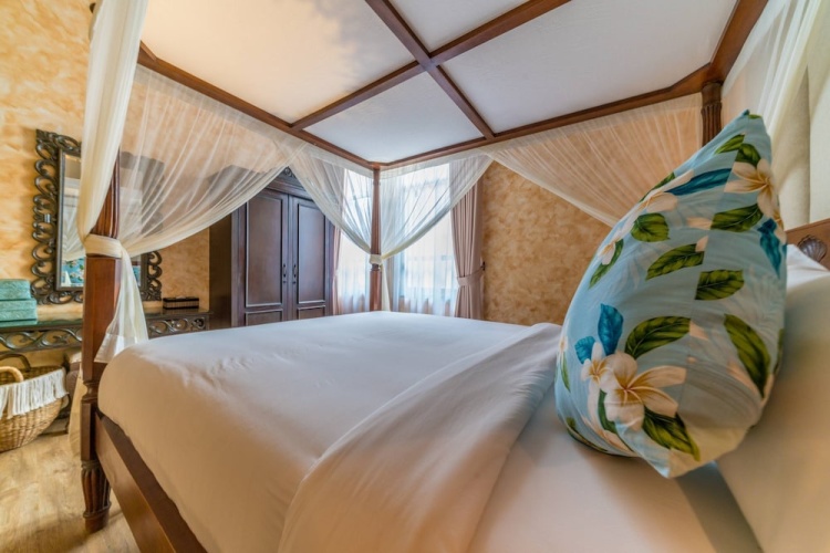 Villa Secret Estate
