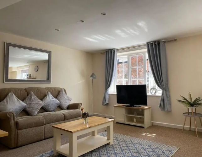 Apartment - Sleeps 2 - Pet Friendly - Parking
