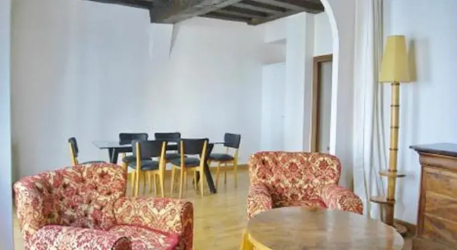 One-Bedroom Apartment Downtown