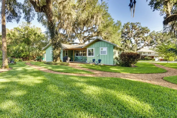 Walk to Lakes! Tropical Escape in Mount Dora