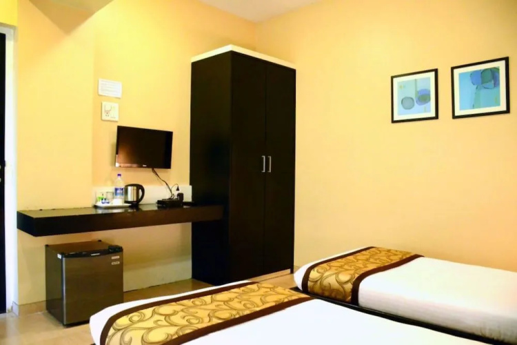 OYO 6002 Avezeekaa Corporate Residency