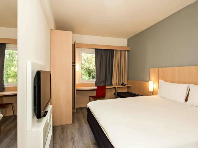Ibis Pilar