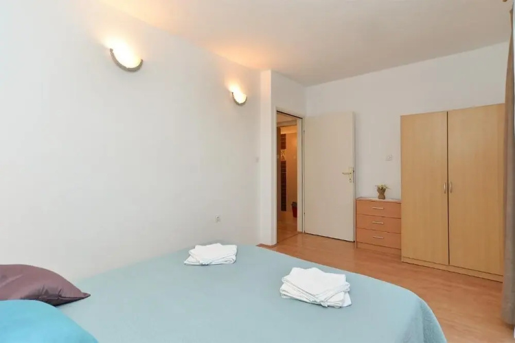 Spacious Apartment With Garden