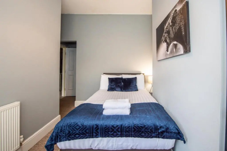 Large Contractor & Worker House - Free Parking - by ComfyWorkers