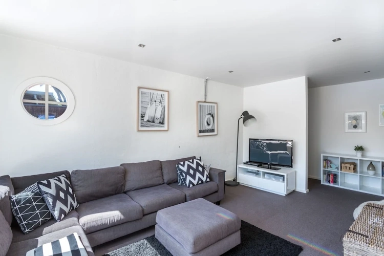 4 Bedrooms Cottage