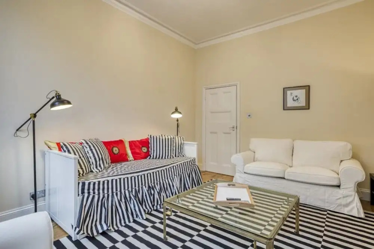 Spacious 2bed/2bath Apt, 5mins to Victoria St