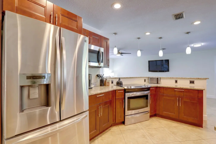 Spacious Largo Retreat: Private Pool & Yard!