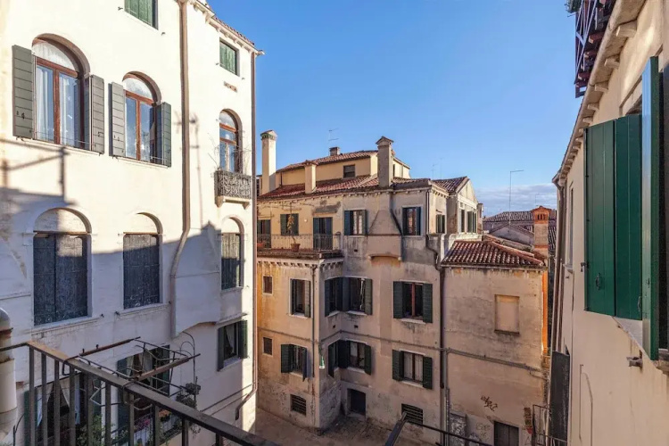 San Polo Apartment with Balcony