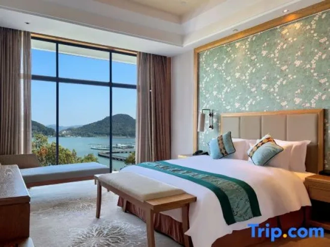 Suite with lake view