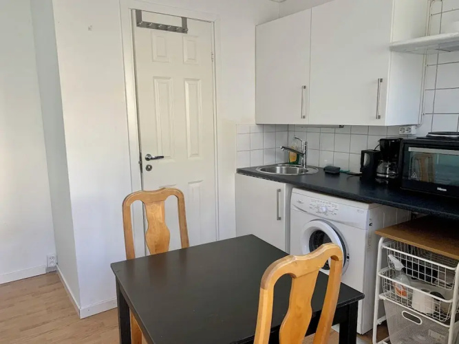 Studio Apartment - Great Location & Parking