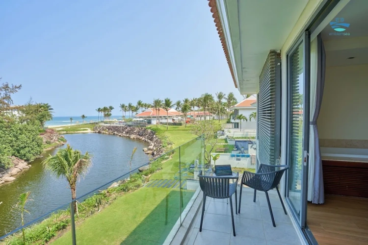 5 Bedrooms Premier Villa beachfront