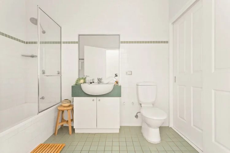 Spacious 2-bed Townhouse With a Lush Courtyard