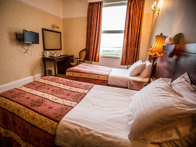 Standard Twin room with sea view