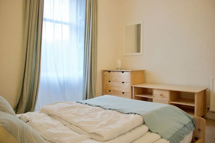 2 Bedroom Stockbridge Flat