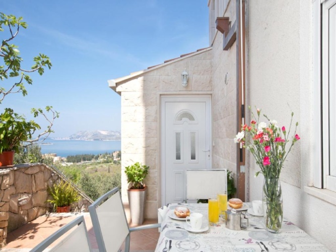 2 Bedrooms Comfort Apartment with balcony and with sea view